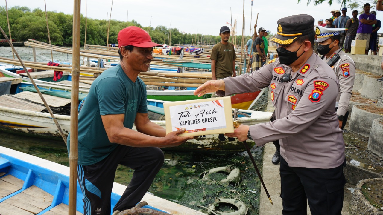 Kapolres Gresik Bagikan Ratusan Paket Sembako kepada Ojol, Sopir Angkot dan Nelayan