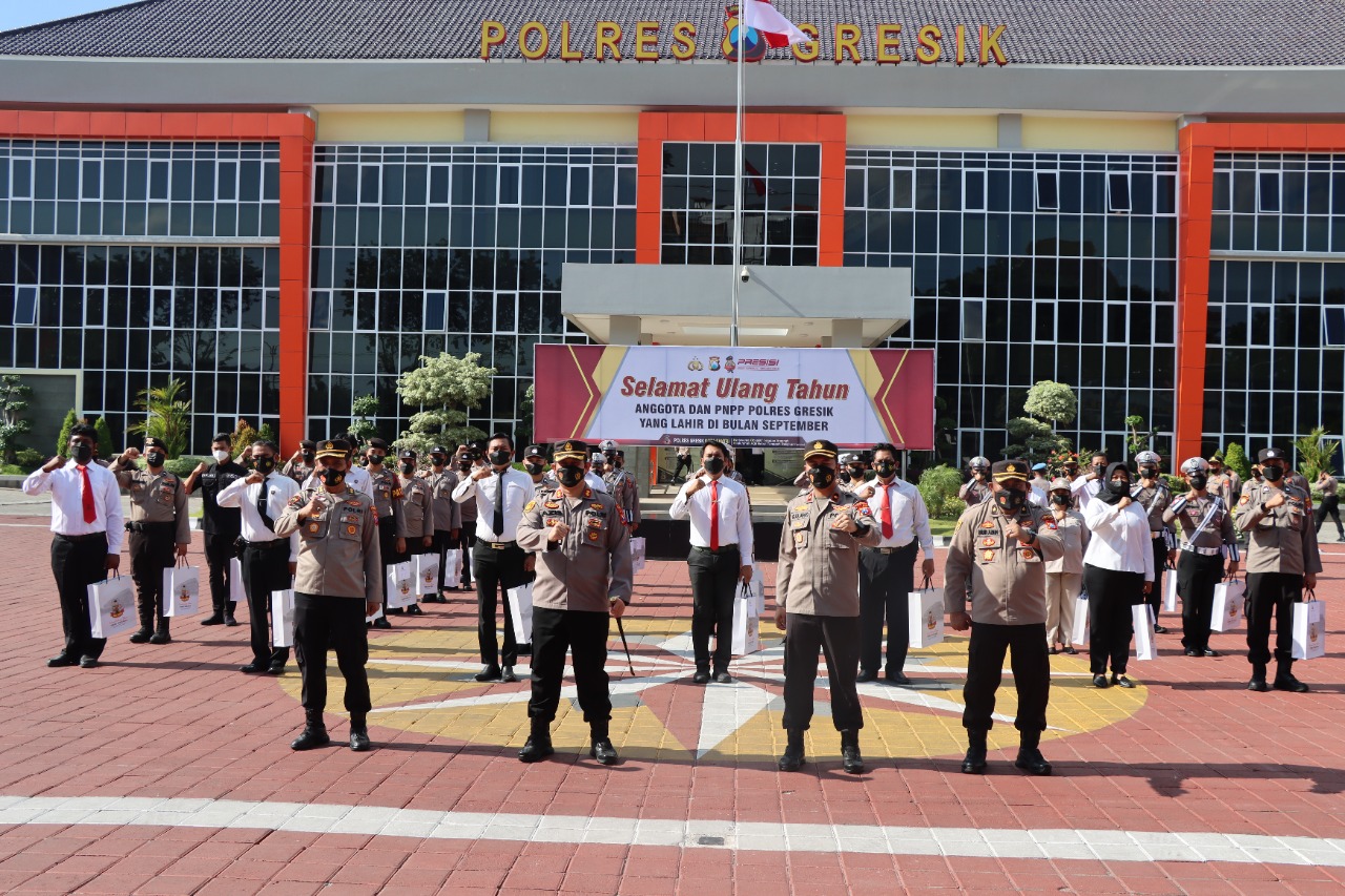 Kapolres Gresik Beri Hadiah, Kepada 70 Anggota Polres Gresik Berulang Tahun di Bulan September