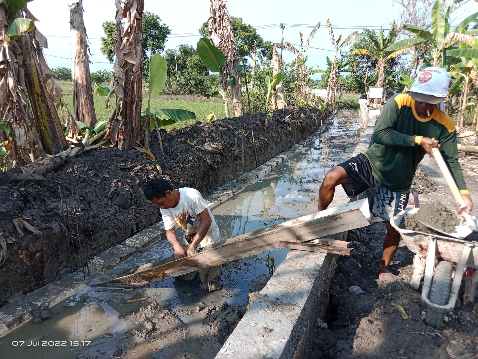 Sarat Penyimpangan, Proyek Pembangunan Drainase Balongmojo Gunakan Batu Gamping