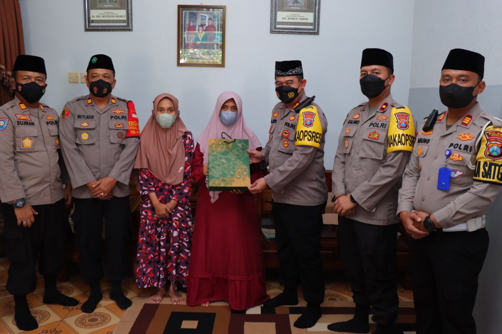Kapolri Dan Kapolda Jatim, Beri Santunan ke Keluarga Korban Jiwa Kanjuruhan di Gresik