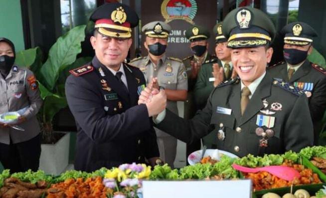 Kapolres Gresik, Bawa Surprise Kue Dan Tumpeng Ke Kodim 0817/Gresik Peringati HUT TNI Ke 77