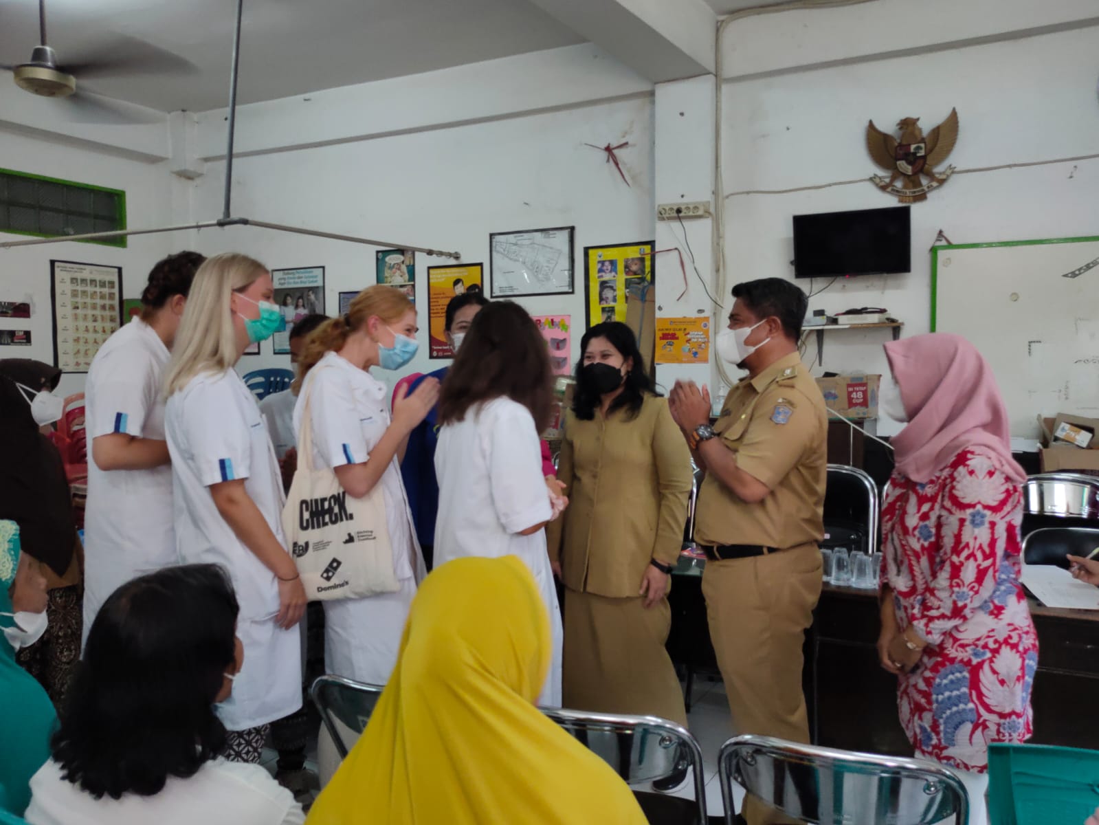 Kapus Pkm Banyu Urip dan Lurah Kupang Krajan, Dampingi Mahasiswa Fakultas Kedokteran Universitas Erasmus Rotterdam Belanda, Pantau Lansia dan Posyandu