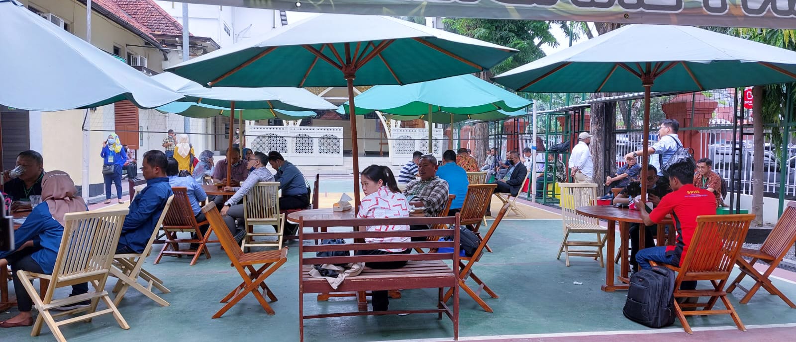 Beri Kenyamanan Pencari Keadilan, Lapangan Volly PN. Surabaya Dipasang Payung Untuk Berteduh 