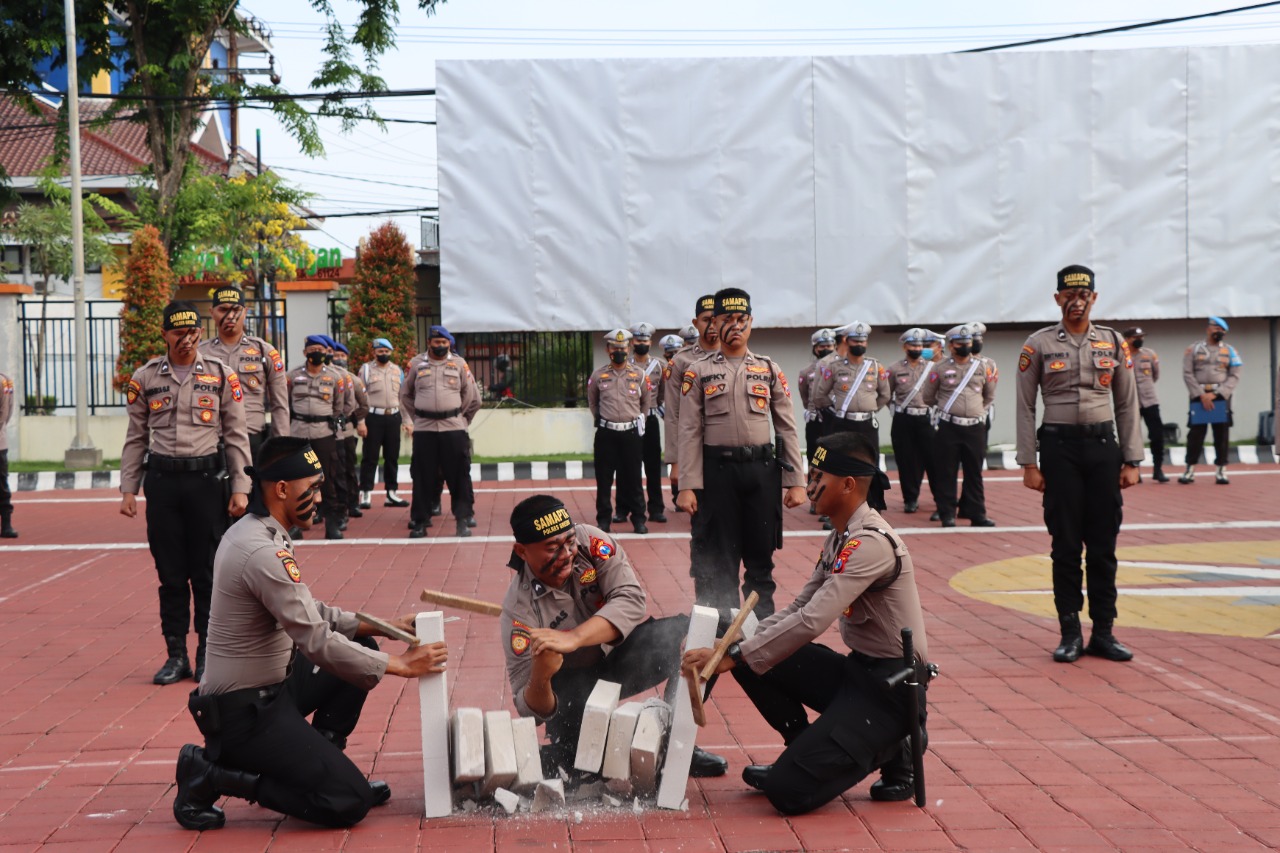 Atraksi Bela Diri, Buka Tradisi Penyambutan Bintara Remaja di Polres Gresik