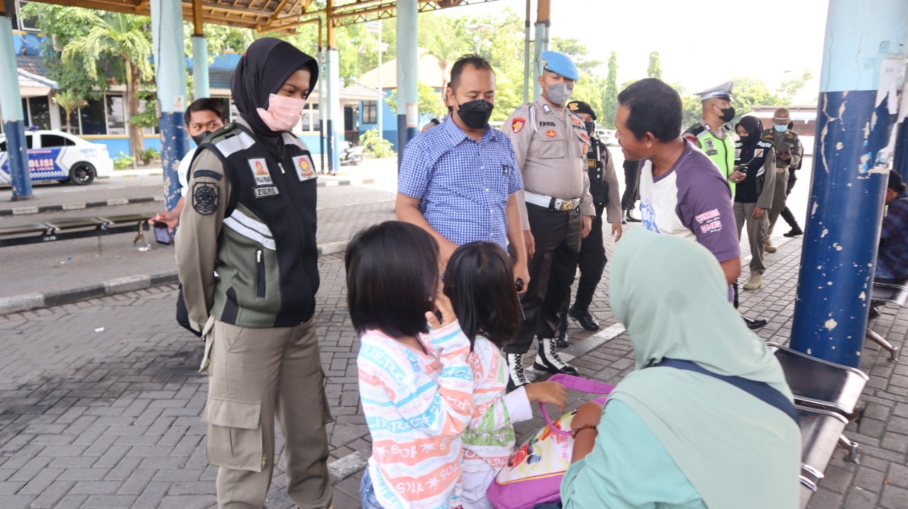 Antisipasi COVID-19 Varian Baru, Polres Gresik Bagikan Masker di Termina Bunder