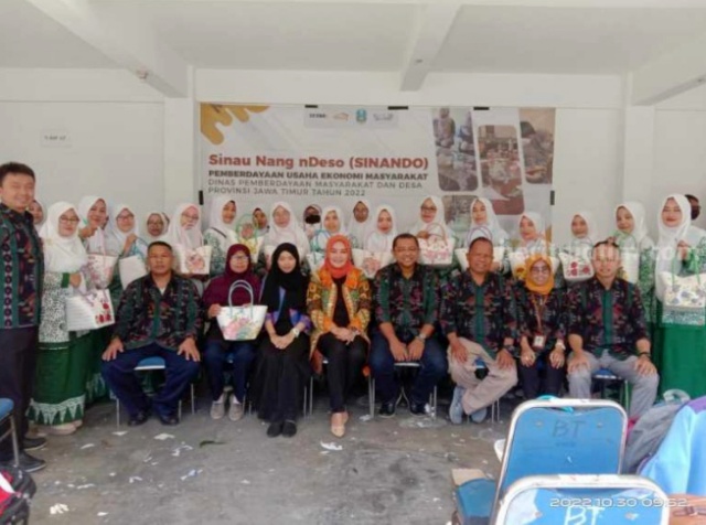 Tingkatkan Kualitas SDM, DPMD Jatim Gelar Kegiatan Sinando Praktik Mewarnai Tas