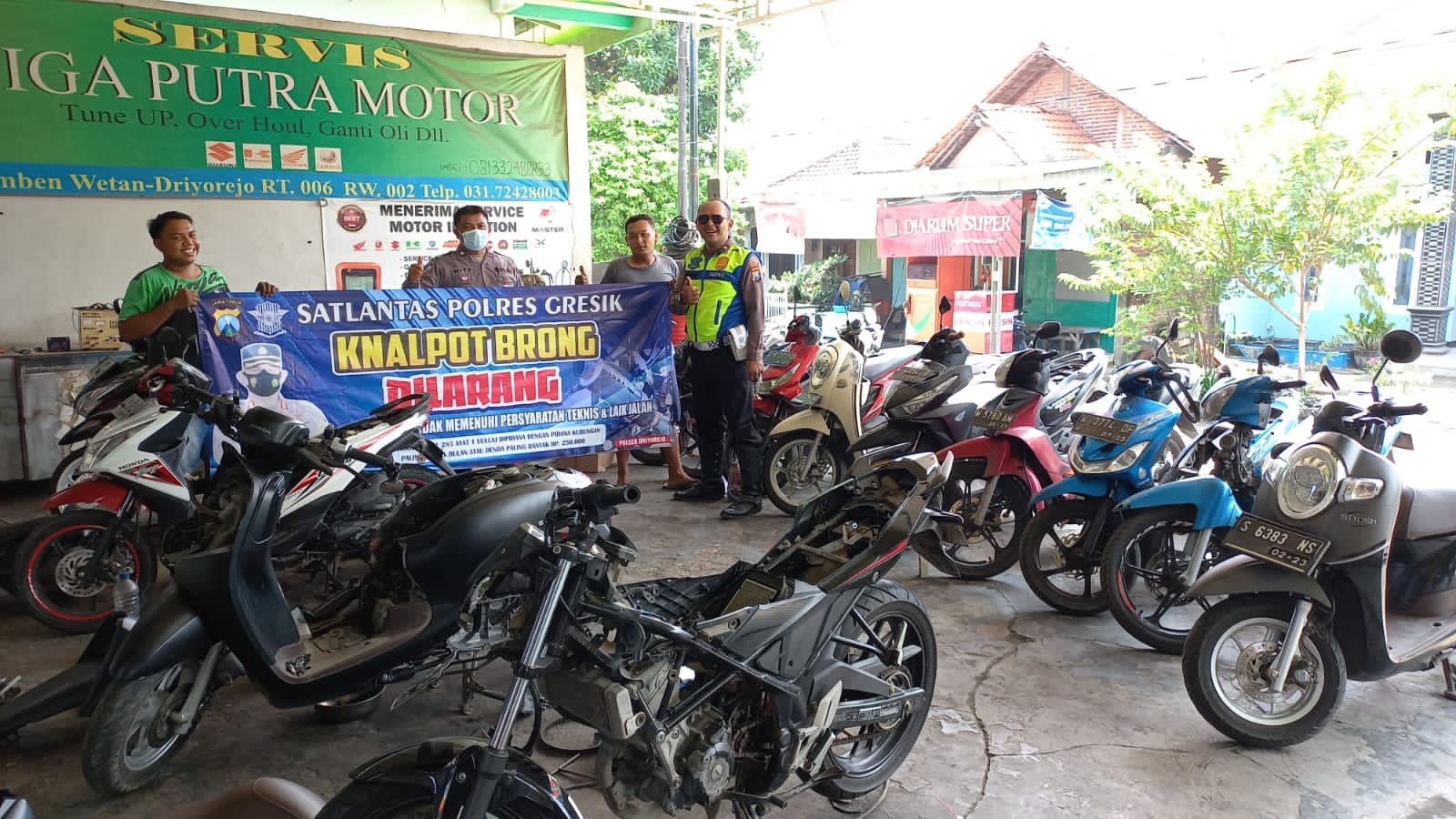 Polisi Door To Door Berikan Sosialisasi Larangan Knalpot Brong