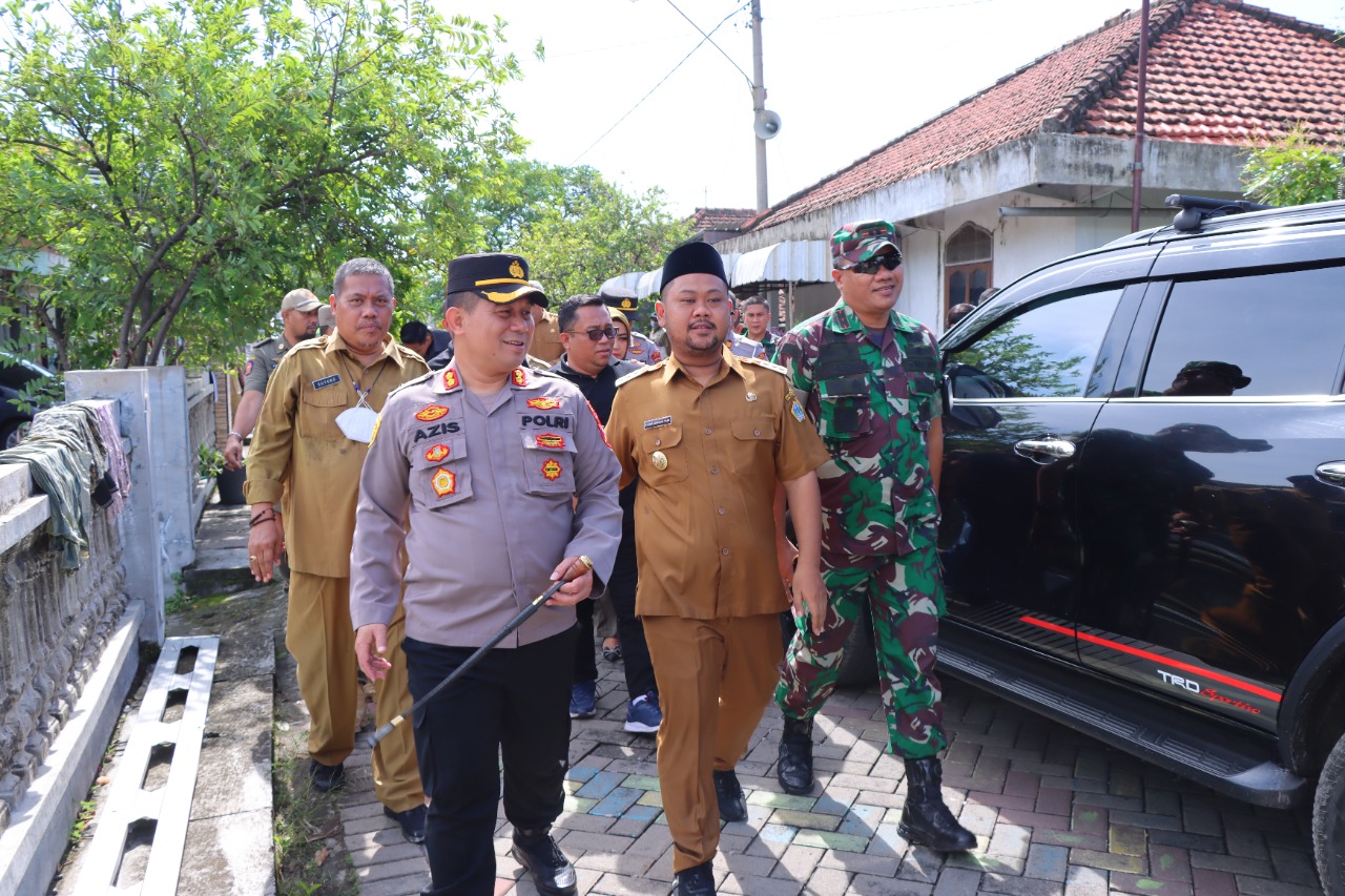 Kapolres Gresik, Dampingi Bupati Tinjau Korban Bencana Puting Beliung