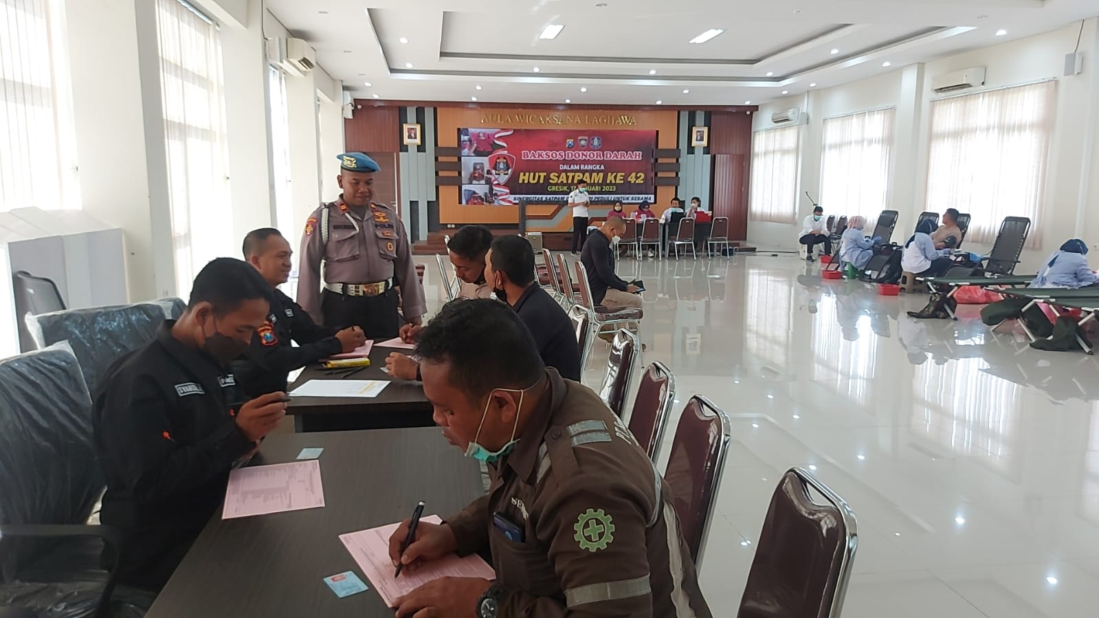 Peduli Sesama, HUT Satpam ke-42 di Gresik Gelar Baksos Donor Darah