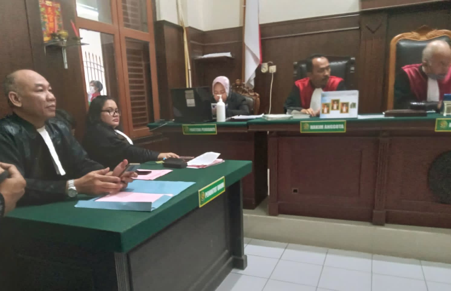 Datang Segerombolan, Rusak Pagar Seng Di Jalan Pandegiling 119 - 125, "Sam Buron" Tuntutan Jaksa, Waluyo 6 Bulan Bui, Dan Mat Saleh 4 Bulan Bui