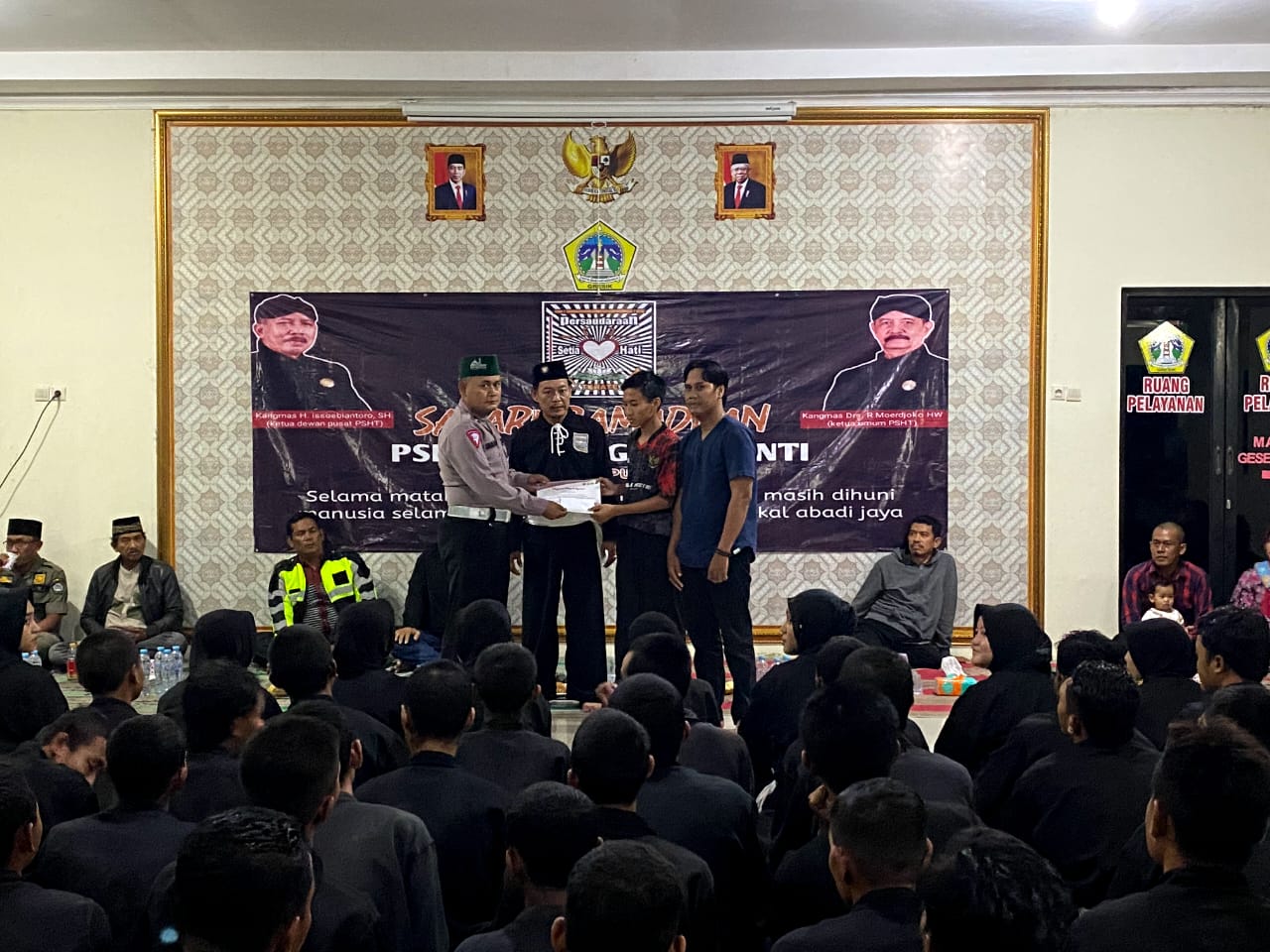 Istimewa! Ketua Persaudaraan Setia Hati Terate Cabang Gresik Serahkan Piagam Penghargaan Ke Atlit Berprestasi