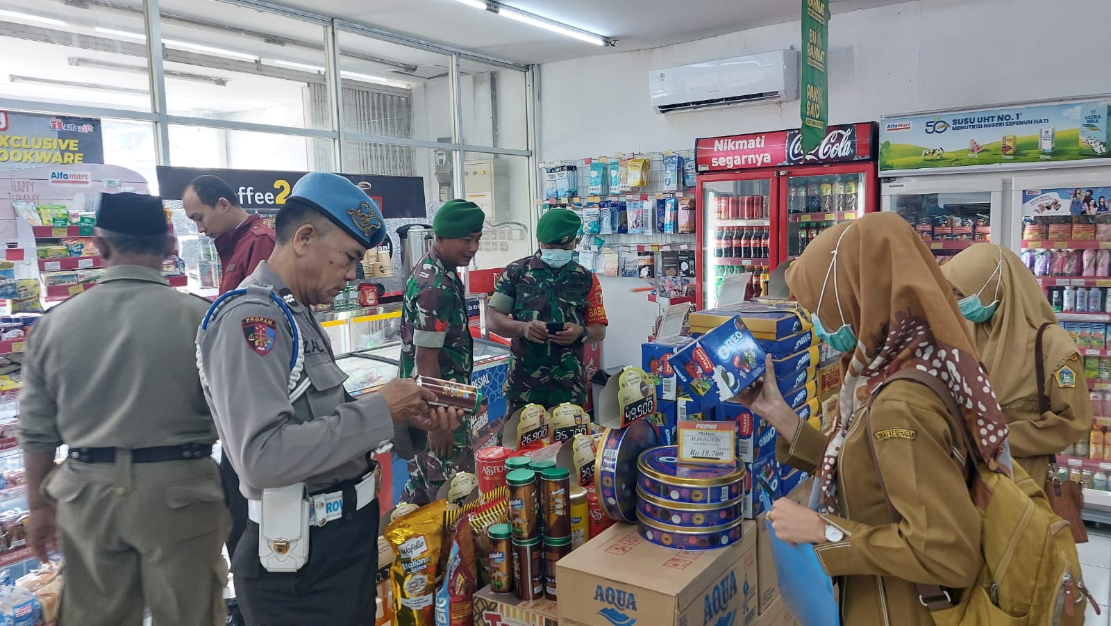 Polisi Cek Makanan dan Minuman yang Kadaluarsa, di Minimarket