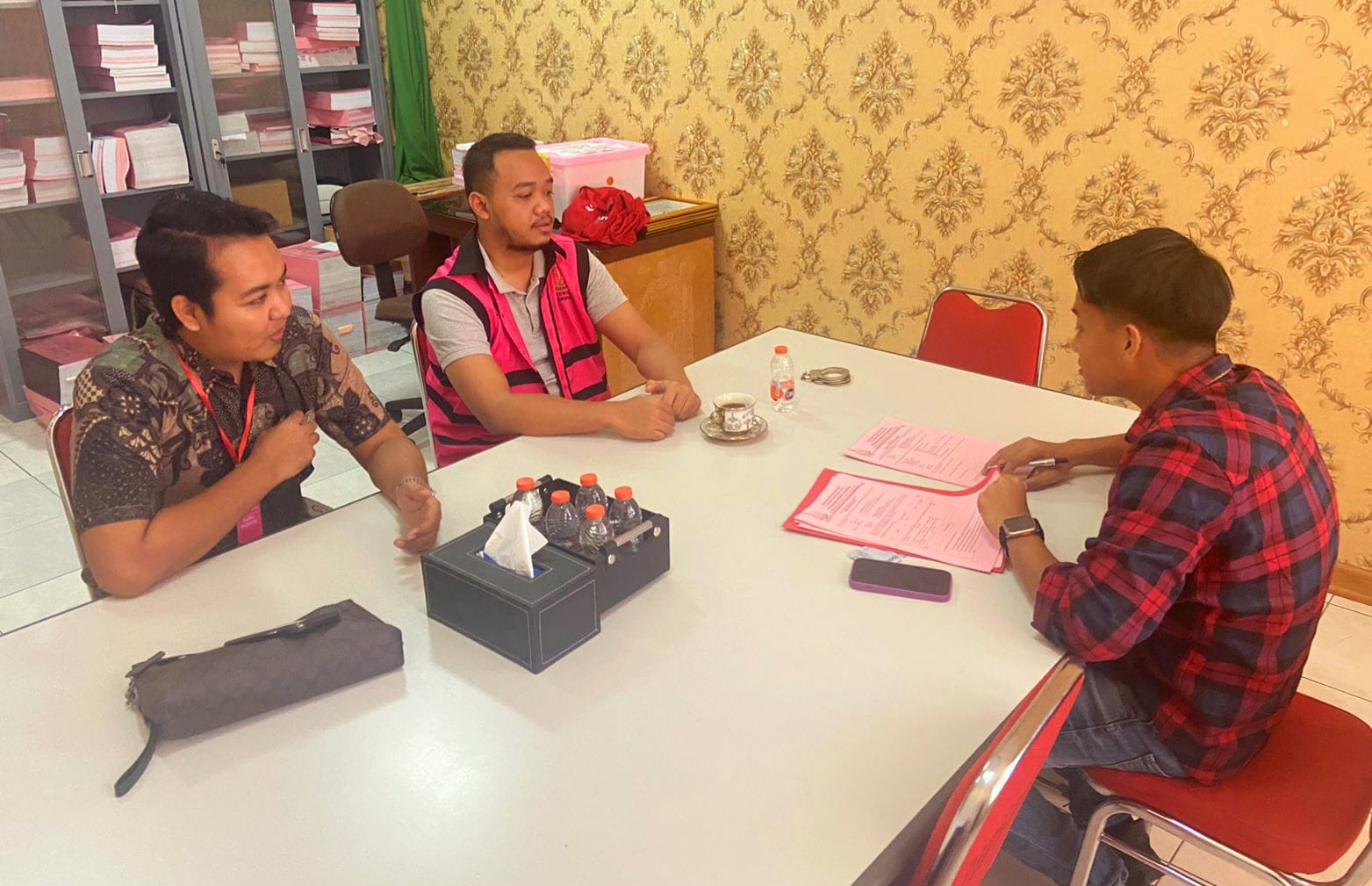 Kejari Surabaya Limpahkan Tersangka dan Barang Bukti Korupsi Bank Jatim Rp 2,9 Miliar