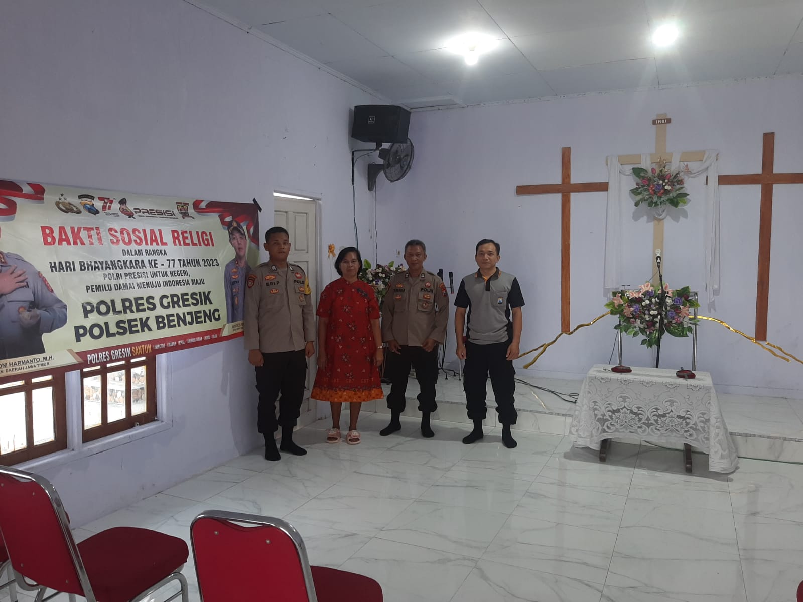 Sambut HUT Bhayangkara ke-77, Polres Gresik bakti sosial dan bersih-bersih di Gereja