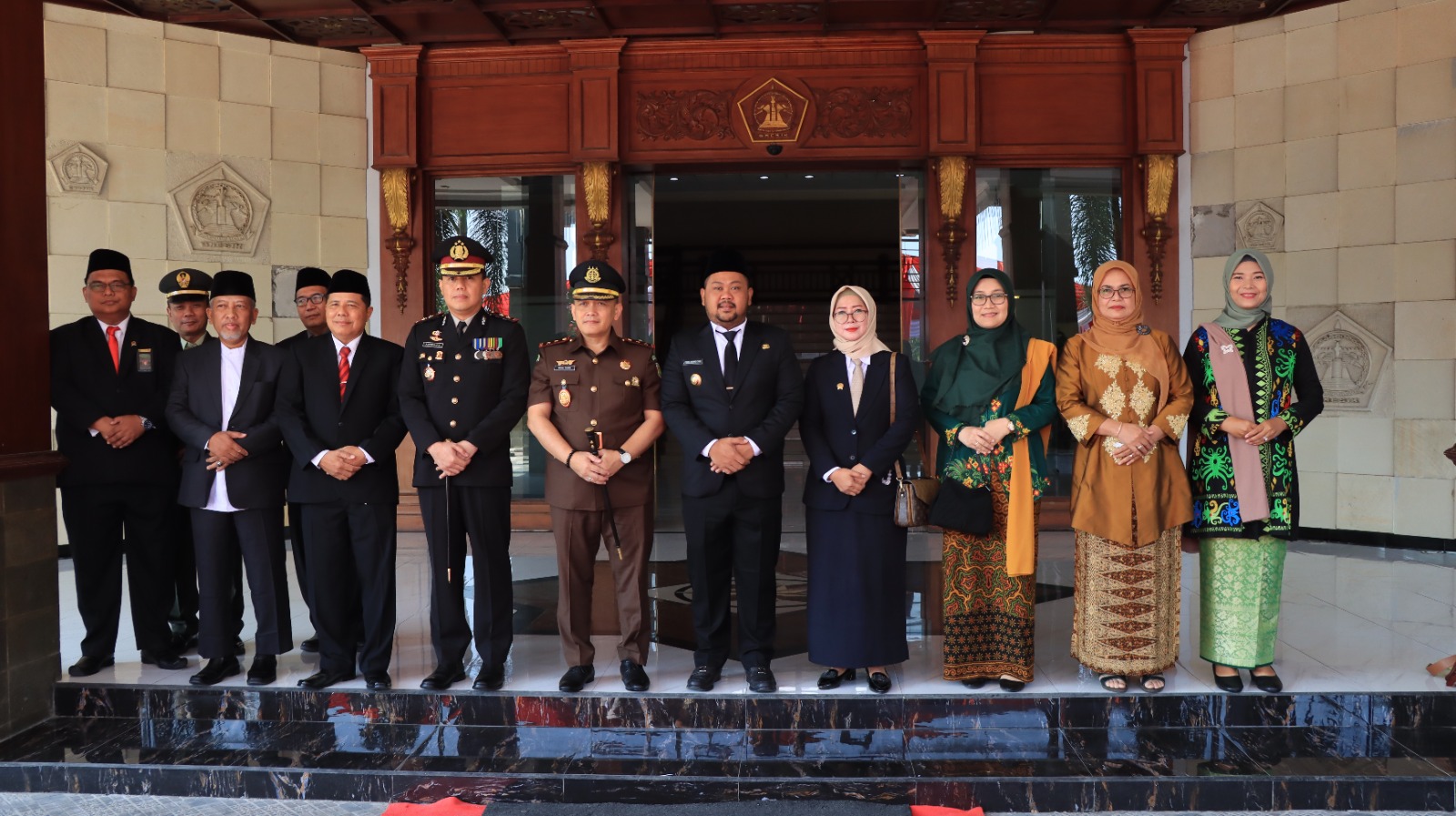 Kapolres Gresik Dampingi Bupati Gresik Upacara Kesaktian Pancasila Di  Lapangan Kantor Bupati Gresik