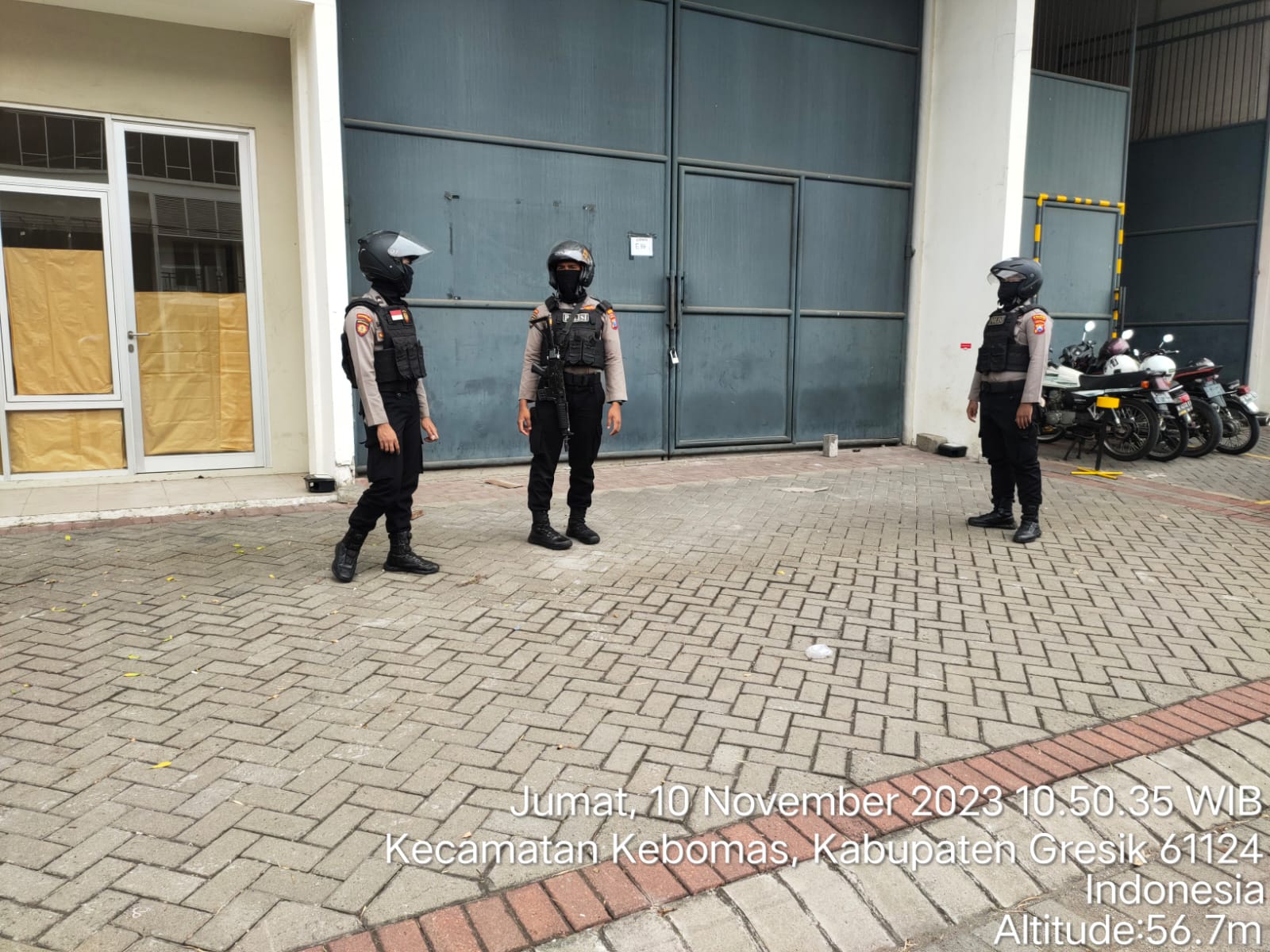 Memastikan keamanan Logistik KPU Kabupaten Gresik, Polres Gresik Perkuat Personil Polri