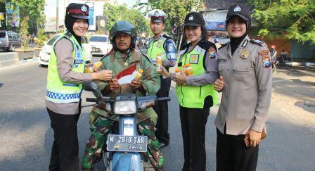 Rangkaian HUT Polwan ke 69,  Polres Pasuruan Bagikan Souvenir