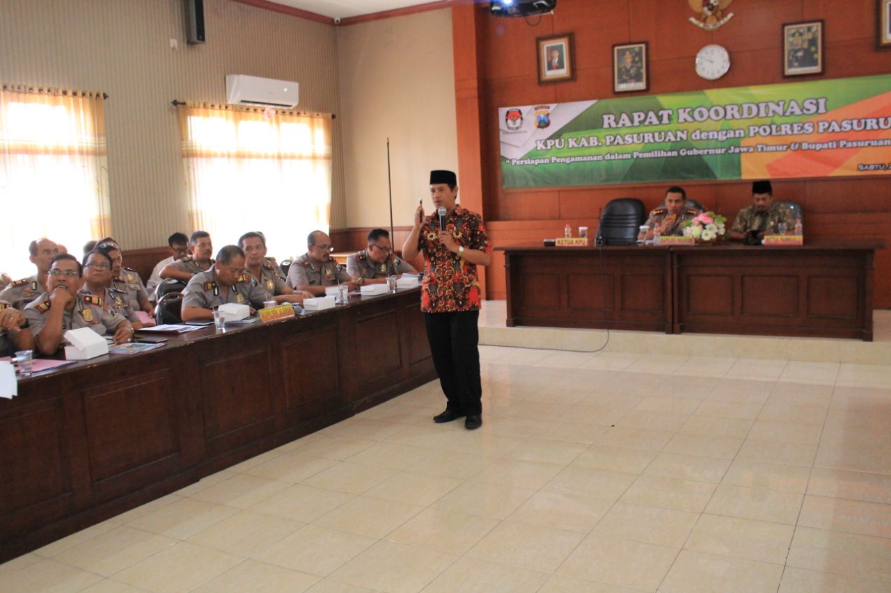 Kapolres Pasuruan Ajak KPU Dan Panwaslu Lihat Commant Center.