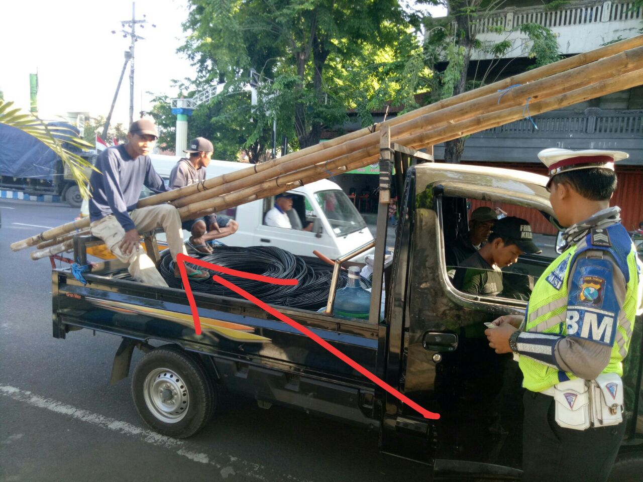  Muatan Membahayakan, Pick Up ini Ditindak Brigadir Mobil.