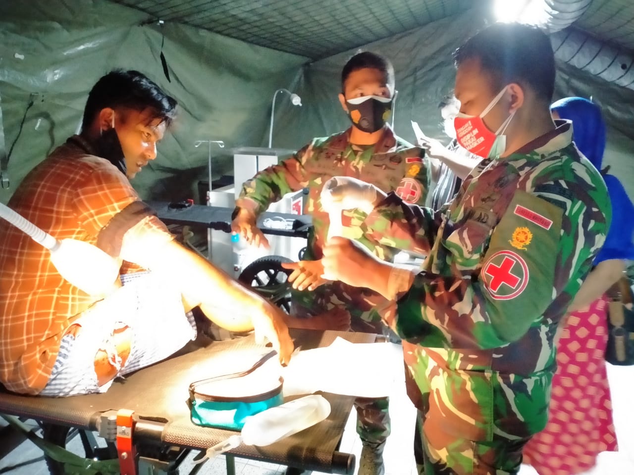 Yonkes 2/Divif 2 Kostrad Dirikan Tenda Rumah Sakit Bagi Korban Gempa Bumi Mamuju