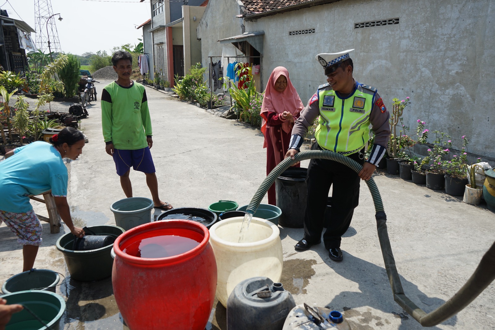 Jelang HUT Bhayangkara ke 77, Polres Gresik Bantu Air Bersih di Wilayah Terdampak Kekeringan   