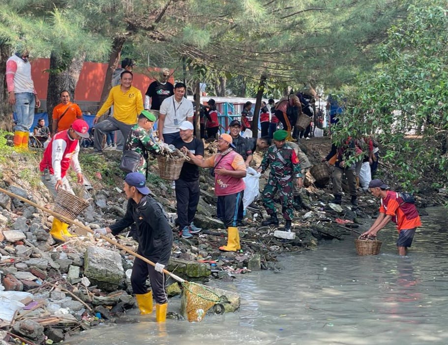 Peringati Hari Bhakti Adhyaksa ke- 63, Kejari Tanjung Perak Surabaya Bersama KOMPAK Gelar Bersih-bersih Pantai Kenjeran