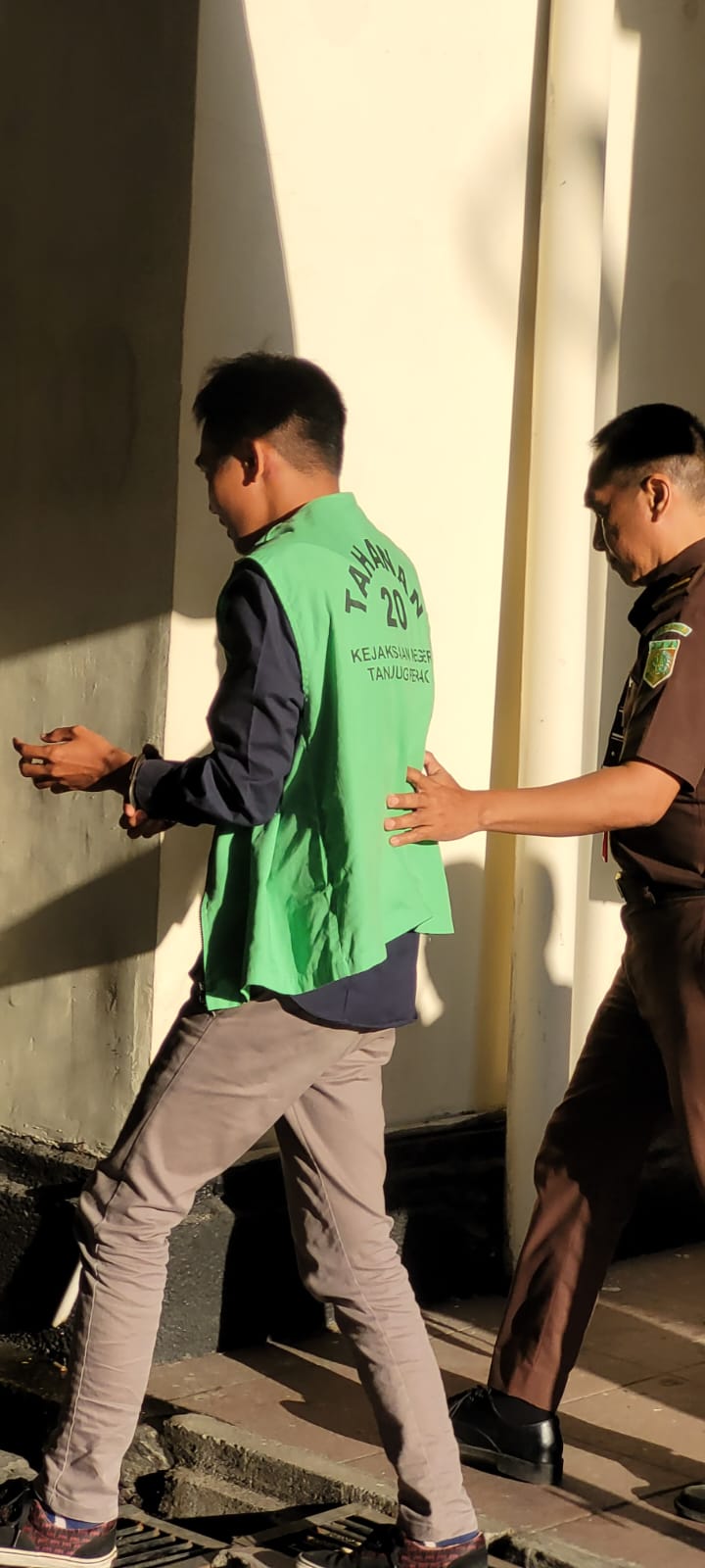 SIDANG KDRT, ISTRI HAMIL 6 BULAN DISULUT ROKOK DAN DITERJANG KE TEMPAT TIDUR, CANDRA K AKHIRNYA DITAHAN