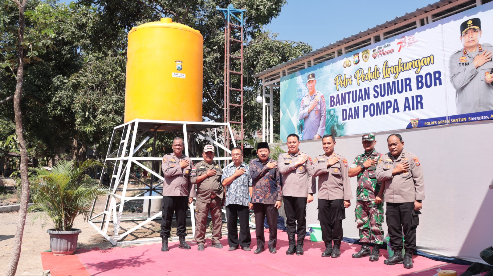 Gerak Cepat Polres Gresik Buat Sumur Bor di Desa Randupadangan Air Berhasil Mengalir