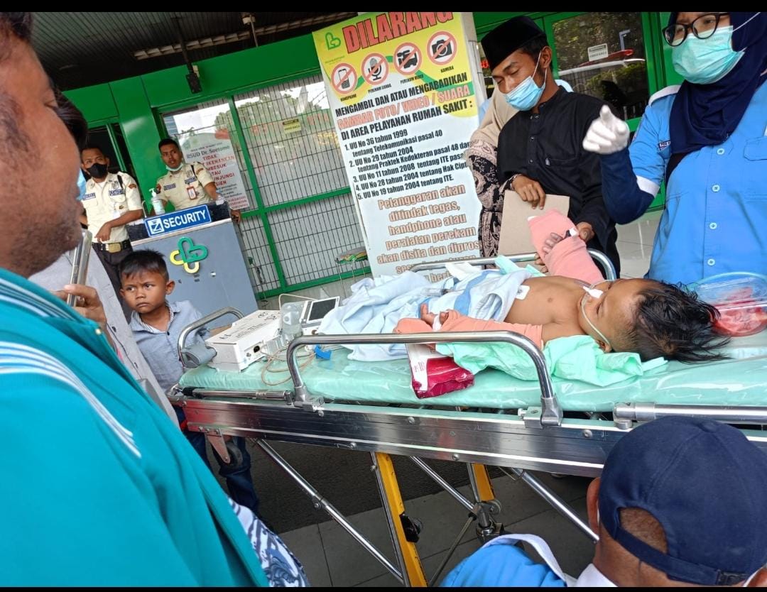 Peduli Warganya, Klebun Pantura Sampang Beri Bantuan Pada Balita Yang Putus Tangannya Akibat Mesin Tembakau