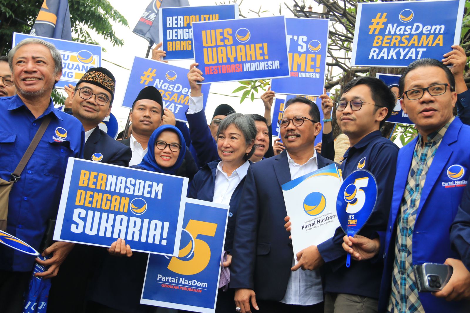 Diarak Hadrah, Reog hingga Barongsai, NasDem Jatim Daftarkan Caleg ke KPU