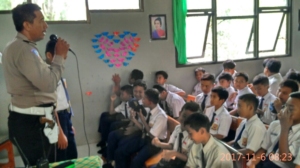 Polsek Gempol Ajari Ilmu Lalu Lintas Pada Anak Sekolah.