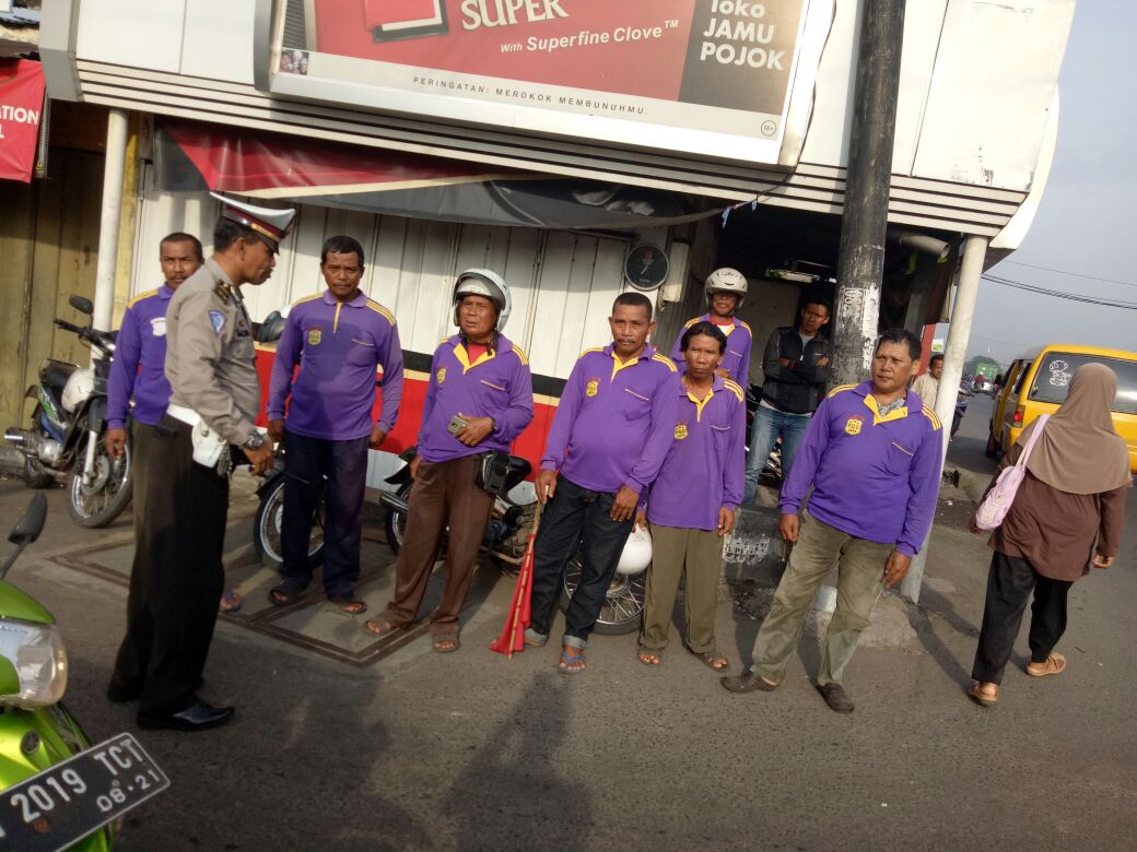 Jelang Natal dan Tahun Baru, Kanit Lantas Polsek Beji Beri Arahan Tukang Ojek.